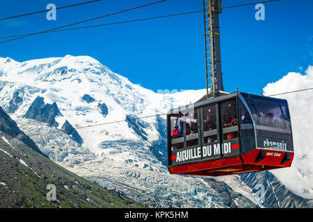 Mont Blanc e Aiguille du Midi Funivia sotto il cielo blu, visto dal Plan de l'Aiguille; Chamonix-Mont-Blanc, Alta Savoia, Francia Foto Stock