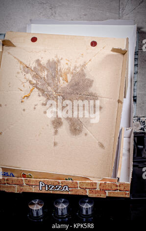 Vuoto Scatola pizza con le macchie di grasso, un fast food concept Foto Stock