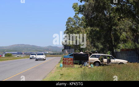 Brackendowns, Sud Africa - strada informale delle imprese in un periodo di disoccupazione dilagante nel paese, è una veduta familiare nel quartiere Foto Stock