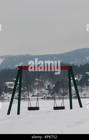 Bambini deserta di oscillazione nella neve Oslo Norvegia Foto Stock