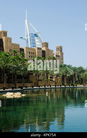 Burj Al Arab Hotel con la Città Vecchia Palace Hotel Dubai Foto Stock