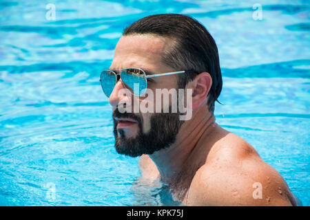 Uomo a nuotare in piscina Foto Stock