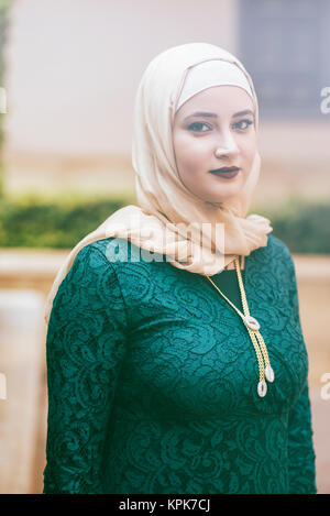 Bella donna musulmana che indossa il hijab in piedi all'aperto Foto Stock