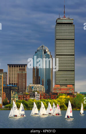 MIT sailing team la pratica in Charles River con Boston, Massachusetts in background Foto Stock