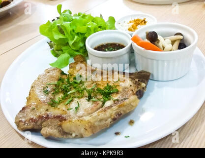 Stile Thailandese bistecca di carne di maiale servito con salsa piccante Foto Stock