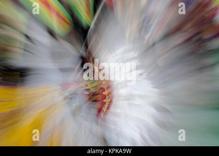 Abstract motion view del vestito in maniera colorata Native American Indian dance, Montana. Foto Stock