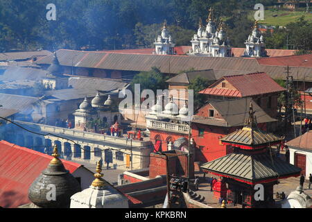 Tempio di Pashupatinath è Nepals più sacro santuario indù e uno dei più grandi siti di Shiva, è situato sulle rive del fiume Bagmati nella città di Kathmandu ed è Patrimonio mondiale dell'UNESCO. Foto Stock