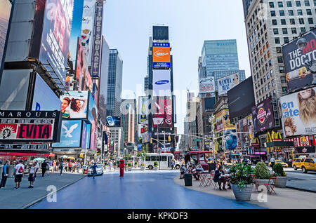 NEW YORK CITY - Luglio 12: Undefined persone passano attraverso Times Square sulla luglio 12, 2012 a New York. Times Square è un importante incrocio commerciale in M Foto Stock