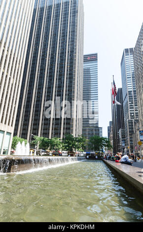 NEW YORK CITY - Luglio 12: Undefined persone resto vicino a una fontana Avenue of the Americas su luglio 12, 2012. Sesta Avenue è una grande arteria a New Y Foto Stock