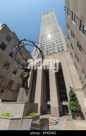 NEW YORK CITY - Luglio 12: Statua di Atlas vicino al Rockfeller Center il 12 luglio 2012. Il Rockefeller Center è un complesso di 19 edifici commerciali che coprono Foto Stock
