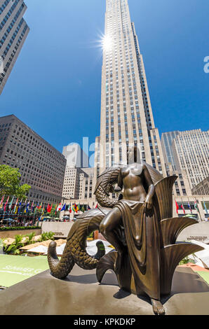 NEW YORK CITY - Luglio 12: Maiden statua vicino al Rockfeller Center il 12 luglio 2012. Il Rockefeller Center è un complesso di 19 edifici commerciali rivestimento 2 Foto Stock