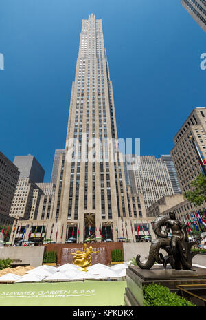 NEW YORK CITY - Luglio 12: Maiden statua vicino al Rockfeller Center sulla luglio 12, 2012 a New York. Il Rockefeller Center è un complesso di 19 edificio commerciale Foto Stock