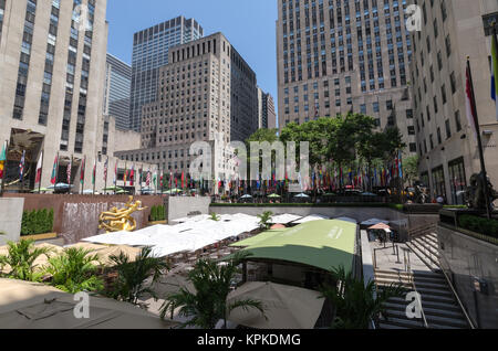 NEW YORK CITY - Luglio 12: inferiore Plaza vicino al Rockfeller Center il 12 luglio 2012. Il Rockefeller Center è un complesso di 19 edifici commerciali che coprono 22 Foto Stock