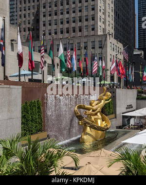 NEW YORK CITY - Luglio 12: Prometeo statua vicino al Rockfeller Center sulla luglio 12, 2012 a New York. Il Rockefeller Center è un complesso di 19 buil commerciale Foto Stock