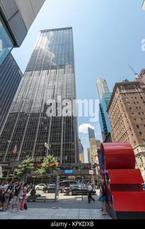 NEW YORK CITY - Luglio 12: le persone scattano foto vicino amore scultura su luglio 12, 2012 a New York. L amore è una scultura dell'artista americano Robert Indiana. Foto Stock