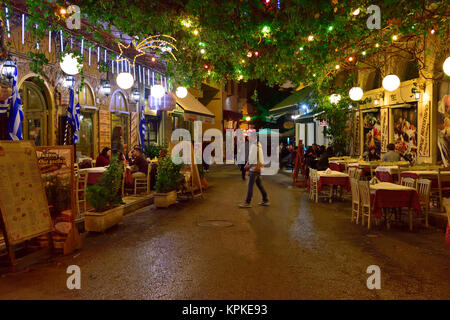 Scena di strada di notte nel centro di Atene nella piccola corsia tra due ristoranti Foto Stock