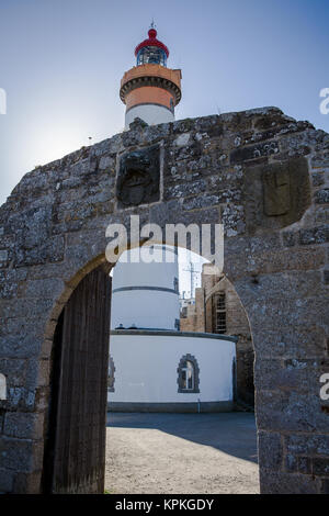 Faro in una giornata di sole con cielo blu Foto Stock