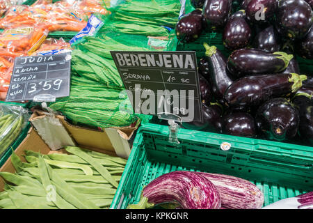 Lungo freschi Fagioli, i baccelli e le melanzane in gabbie in un supermercato spagnolo Foto Stock