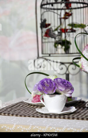 Il Brunch di sbocciare fiori eustoma in una tazza bianca Foto Stock