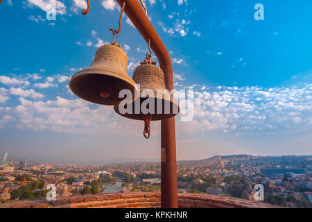 Straordinaria vista panoramica con il suono delle campane della chiesa di St Nicholas in Narikala antica fortezza su Tbilisi, Georgia. Foto Stock