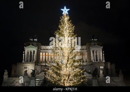 Roma, Italia - 14 dicembre 2017: Piazza Venezia addobbate a festa, con l'albero di Natale con 800 palline d'argento, illuminata da luci a LED. In backgrou Foto Stock