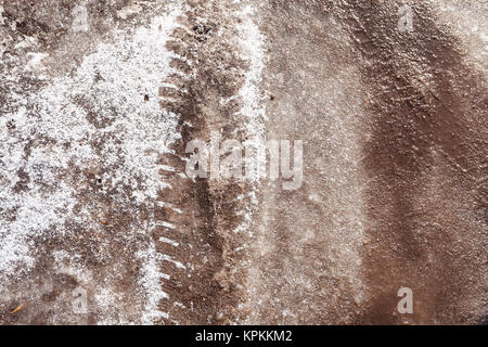 Tracce di pneumatici congelati coperti di neve road Foto Stock