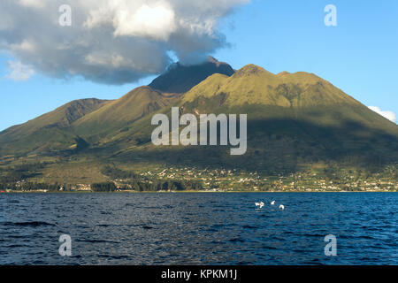 Imbabura stratovulcano inattivo al di sotto del lago San Pablo nel nord Ecuador Foto Stock