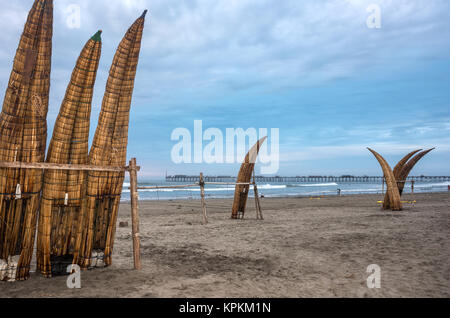 Tradizionale peruviano di piccole barche Reed (Caballitos de Totora), paglia barche ancora utilizzato da fishermens locale in Perù Foto Stock