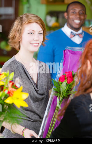 Teen ragazza nel negozio di fiori acquista le rose Foto Stock