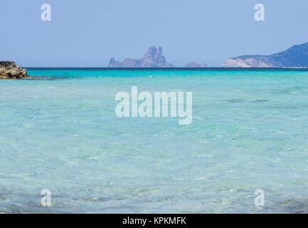Vista di Es Vedra e Es Vedranell isole da Formentera, Spagna Foto Stock