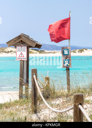 Bandiera rossa sulla Spiaggia di Ses Illetes, Formentera (testo traduzione: non cross) Foto Stock