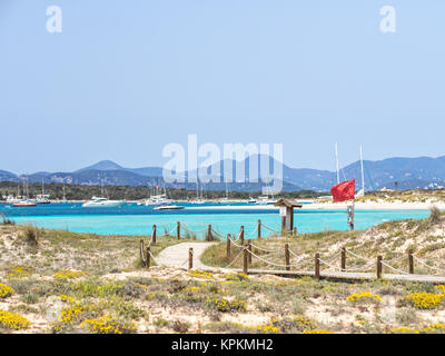 Bandiera rossa sulla Spiaggia di Ses Illetes, Formentera (testo traduzione: non cross; le immagini sotto la bandiera rossa indica di non attraversare il nuoto o in barca ) Foto Stock