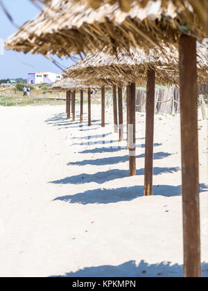 Svuotare ombrelloni in spiaggia di Migjorn Formentera Foto Stock