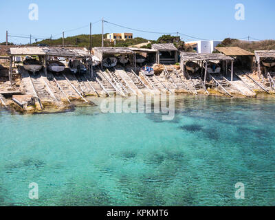 Nel villaggio di Es Calo, Formentera, barche rimanenti nella boathouses Foto Stock