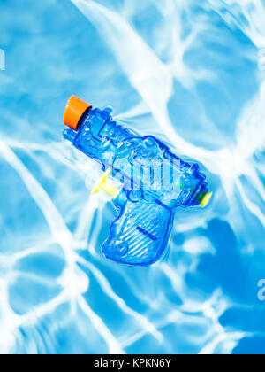 Blu pistola spruzza floating uno d'acqua. Foto Stock