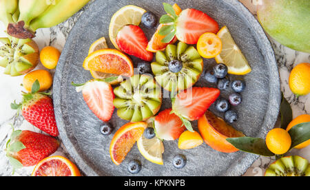 Frutta colorata con insalata di frutta fresca Foto Stock