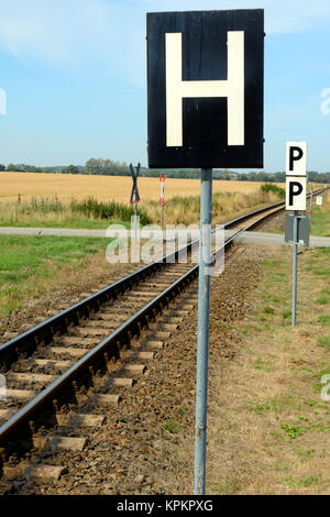 Tenendo premuto segno su un binario ferroviario Foto Stock