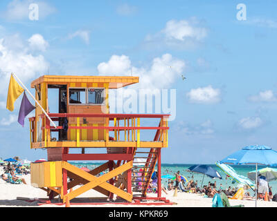 MIAMI, Stati Uniti d'America - 6 Settembre 2015: Lifeguard towers sono usati per controllare e supervisionare i nuotatori e sono parte della tradizionale architettura di Miami. Foto Stock