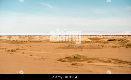 Khettara, qanat, il vecchio sistema di irrigazione nel deserto del Sahara del Marocco, Africa del Nord con le montagne sullo sfondo. Foto Stock