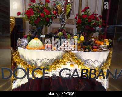 Dolce & Gabbana flagship store sulla Quinta Avenue e la 55th Street. Vetrina di un negozio decorata con frutta, dolci e fiori Foto Stock