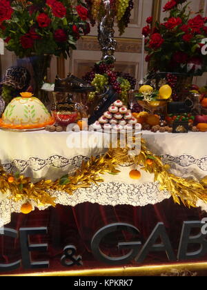 Dolce & Gabbana flagship store sulla Quinta Avenue e la 55th Street. Vetrina di un negozio decorata con frutta, dolci e fiori Foto Stock