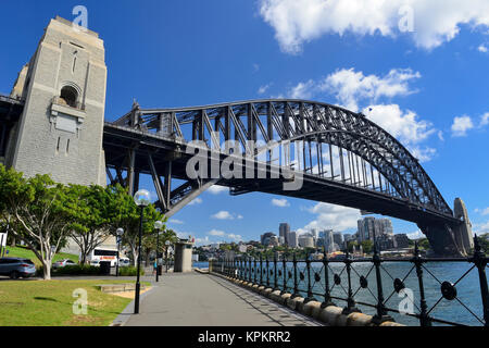 Sydney Harbour Bridge da Hickson strada riserva, le rocce, Sydney, Nuovo Galles del Sud, Australia Foto Stock