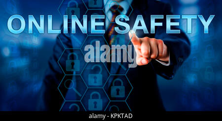 Amministratore di rete premendo la sicurezza online Foto Stock