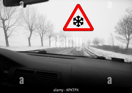 Guida invernale - winter road,all'interno della vettura Foto Stock