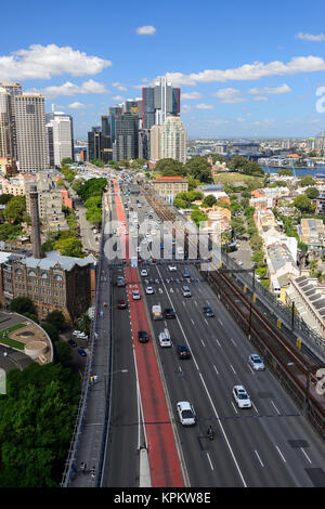 Vista in elevazione del Bradfield autostrada, Cahill Expressway e rocce da Harbour Bridge Lookout - Sydney, Nuovo Galles del Sud, Australia Foto Stock