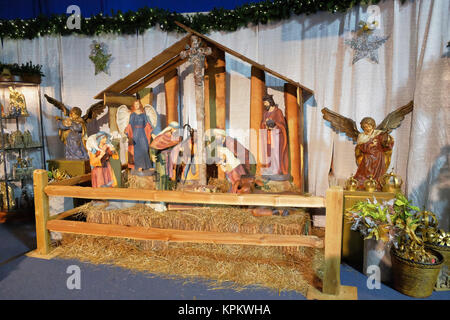 Grande display della Natività con la mangiatoia, pastori,saggi, Maria, Giuseppe e il Bambino Gesù sul display durante il cristiano di vacanza di Natale. Foto Stock