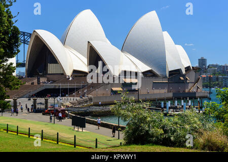 Sydney Opera House su Bennelong Point visto dal Royal Botanic Garden, Sydney, Nuovo Galles del Sud, Australia Foto Stock
