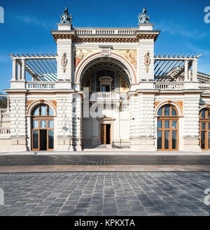 Il giardino del castello Bazaar a Budapest, Ungheria, immagine di panorama Foto Stock