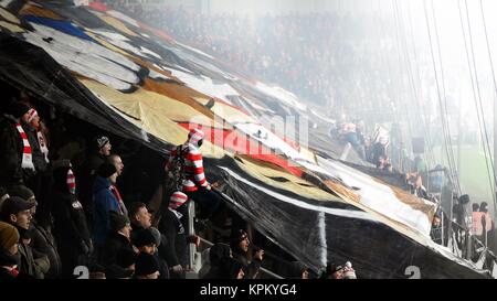 Cracovia in Polonia-dicembre 13, 2017: Polacco soccer fans di illuminazione riflessi di fumo a Cracovia Stadium, durante il polacco Premiere League match Cracovia vs Wi Foto Stock