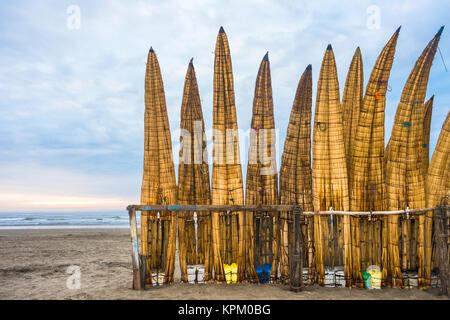 Tradizionale peruviano di piccole barche Reed (Caballitos de Totora), paglia barche ancora utilizzato da fishermens locale in Perù Foto Stock